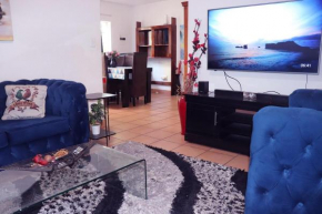 Lovely En-Suite Room In a Shared Apartment with a Pool